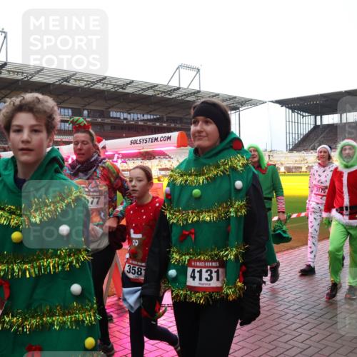 07.12.2025 - St. Pauli X-Mass-Run No. 15 Luisa Fischer http://msf.ph/oto/9389680 07.12.2025 12:05:52 Ziel 15, 4049, 77, 90, 358, 15, 4131, 15, 666, 666, 860, 1244, 1303, 1304, 1444, 1445, 1446, 1781, 2227, 3268, 3273, 3279, 3372, 4719, 4729, 4748, 4787, 4788, 4789 meine-sportfotos.de