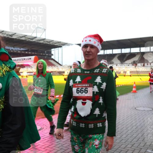 07.12.2025 - St. Pauli X-Mass-Run No. 15 Luisa Fischer http://msf.ph/oto/9389683 07.12.2025 12:05:53 Ziel 3279, 15, 666, 666, 860, 1244, 1303, 1304, 1444, 1445, 1446, 1781, 2227, 3268, 3273, 3279, 3372, 4719, 4729, 4748, 4787, 4788, 4789 meine-sportfotos.de