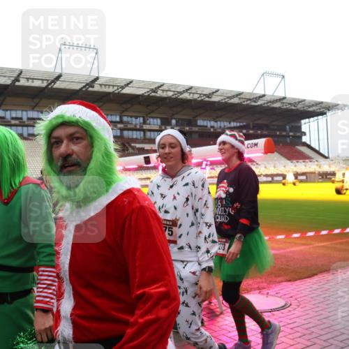 07.12.2025 - St. Pauli X-Mass-Run No. 15 Luisa Fischer http://msf.ph/oto/9389692 07.12.2025 12:05:56 Ziel 15, 279, 75, 273, 666, 860, 1244, 1303, 1304, 1444, 1445, 1446, 1781, 2227, 3268, 3273, 3279, 3372, 4719, 4729, 4748, 4787, 4788, 4789 meine-sportfotos.de