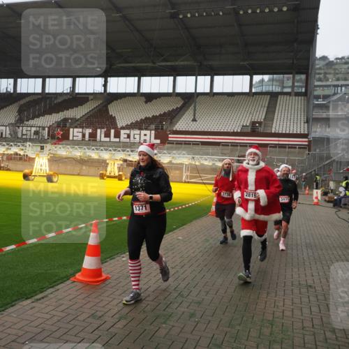 07.12.2025 - St. Pauli X-Mass-Run No. 15 Fabian Wolf http://msf.ph/oto/9389693 07.12.2025 10:22:11 Ziel 1371, 1488, 2817, 2818, 2819, 3431, 3736, 3999, 4000, 4321, 4322, 4323, 4415, 4774 meine-sportfotos.de