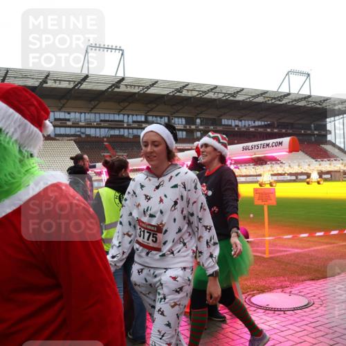 07.12.2025 - St. Pauli X-Mass-Run No. 15 Luisa Fischer http://msf.ph/oto/9389694 07.12.2025 12:05:56 Ziel 15, 279, 3175, 666, 860, 1244, 1303, 1304, 1444, 1445, 1446, 1781, 2227, 3268, 3273, 3279, 3372, 4719, 4729, 4748, 4787, 4788, 4789 meine-sportfotos.de