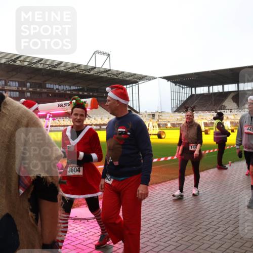 07.12.2025 - St. Pauli X-Mass-Run No. 15 Luisa Fischer http://msf.ph/oto/9389702 07.12.2025 12:06:03 Ziel 15, 398, 3604, 144, 1445, 2227, 5, 6, 666, 860, 1244, 1303, 1304, 1446, 1781, 2227, 3106, 3107, 3137, 3268, 3273, 3279, 4176, 4307, 4326, 4327, 4357, 4719, 4729, 4748, 4787, 4788, 4789 meine-sportfotos.de
