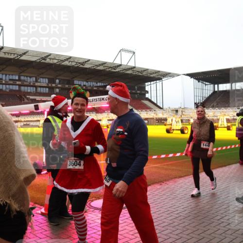 07.12.2025 - St. Pauli X-Mass-Run No. 15 Luisa Fischer http://msf.ph/oto/9389703 07.12.2025 12:06:03 Ziel 3604, 144, 1445, 5, 6, 666, 860, 1244, 1303, 1304, 1446, 1781, 2227, 3106, 3107, 3137, 3268, 3273, 3279, 4176, 4307, 4326, 4327, 4357, 4719, 4729, 4748, 4787, 4788, 4789 meine-sportfotos.de