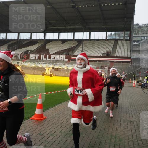 07.12.2025 - St. Pauli X-Mass-Run No. 15 Fabian Wolf http://msf.ph/oto/9389707 07.12.2025 10:22:12 Ziel 1371, 1488, 2817, 2818, 2819, 3431, 3736, 3999, 4000, 4321, 4322, 4323, 4415, 4774 meine-sportfotos.de