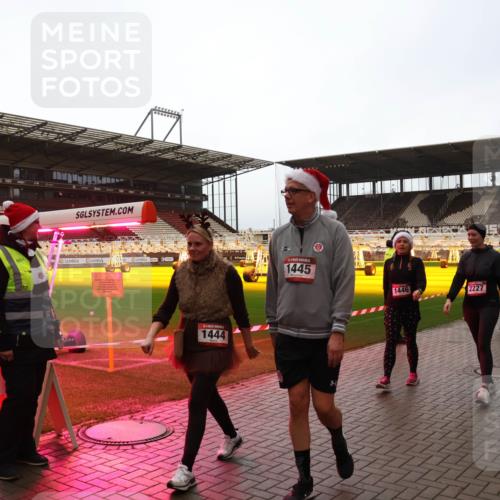 07.12.2025 - St. Pauli X-Mass-Run No. 15 Luisa Fischer http://msf.ph/oto/9389708 07.12.2025 12:06:05 Ziel 634, 1444, 1445, 1446, 2227, 1781, 5, 6, 666, 760, 768, 860, 1244, 1303, 1781, 2227, 3106, 3107, 3137, 3268, 3273, 3279, 4176, 4307, 4326, 4327, 4357, 4719, 4729, 4748, 4787, 4788, 4789 meine-sportfotos.de