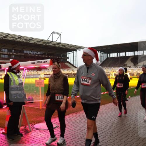 07.12.2025 - St. Pauli X-Mass-Run No. 15 Luisa Fischer http://msf.ph/oto/9389709 07.12.2025 12:06:05 Ziel 6314, 1910, 1444, 1445, 1446, 2227, 5, 6, 666, 760, 768, 860, 1244, 1303, 1781, 2227, 3106, 3107, 3137, 3268, 3273, 3279, 4176, 4307, 4326, 4327, 4357, 4719, 4729, 4748, 4787, 4788, 4789 meine-sportfotos.de