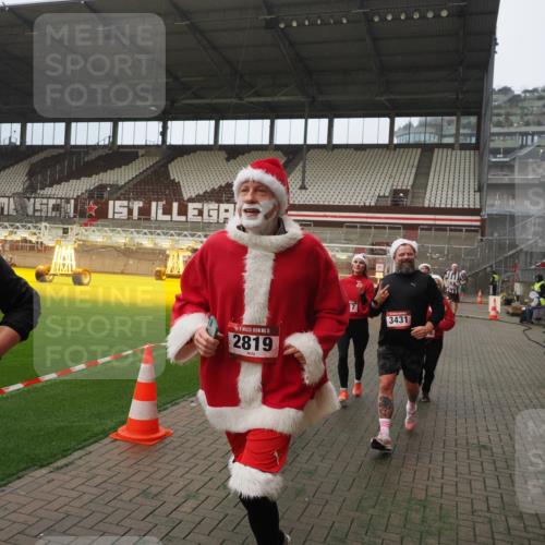 07.12.2025 - St. Pauli X-Mass-Run No. 15 Fabian Wolf http://msf.ph/oto/9389711 07.12.2025 10:22:12 Ziel 1371, 1488, 2817, 2818, 2819, 3431, 3736, 3999, 4000, 4321, 4322, 4323, 4415, 4774 meine-sportfotos.de