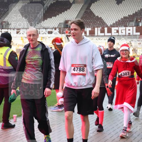 07.12.2025 - St. Pauli X-Mass-Run No. 15 Luisa Fischer http://msf.ph/oto/9389741 07.12.2025 12:06:24 Ziel 15, 4788, 137, 4326, 4307, 4327, 5, 6, 173, 189, 760, 768, 1038, 3106, 3107, 3137, 4019, 4020, 4176, 4307, 4326, 4327, 4357, 4405, 4413, 4729, 4787, 4788 meine-sportfotos.de