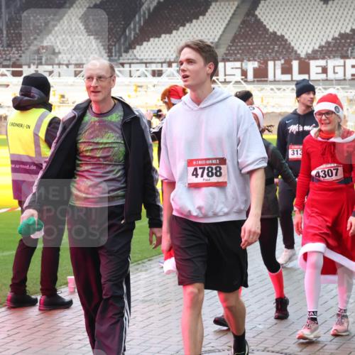 07.12.2025 - St. Pauli X-Mass-Run No. 15 Luisa Fischer http://msf.ph/oto/9389742 07.12.2025 12:06:25 Ziel 15, 4788, 313, 4326, 4307, 432, 5, 6, 173, 189, 760, 768, 1038, 3106, 3107, 3137, 4019, 4020, 4176, 4307, 4326, 4327, 4357, 4405, 4413, 4729, 4787, 4788 meine-sportfotos.de