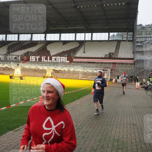 07.12.2025 - St. Pauli X-Mass-Run No. 15 Fabian Wolf http://msf.ph/oto/9389747 07.12.2025 10:22:14 Ziel 1371, 1488, 2817, 2818, 2819, 3431, 3736, 3999, 4000, 4415, 4774 meine-sportfotos.de