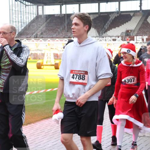 07.12.2025 - St. Pauli X-Mass-Run No. 15 Luisa Fischer http://msf.ph/oto/9389750 07.12.2025 12:06:27 Ziel 15, 4788, 4307, 4326, 5, 432, 5, 6, 173, 189, 760, 768, 1038, 1956, 1957, 3106, 3107, 3137, 4019, 4020, 4176, 4307, 4326, 4327, 4357, 4405, 4413 meine-sportfotos.de