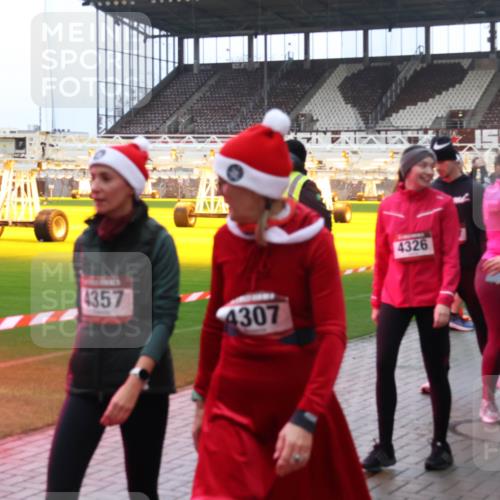 07.12.2025 - St. Pauli X-Mass-Run No. 15 Luisa Fischer http://msf.ph/oto/9389759 07.12.2025 12:06:29 Ziel 4357, 4307, 4326, 5, 6, 173, 189, 760, 768, 1038, 1353, 1956, 1957, 2018, 3106, 3107, 3137, 4019, 4020, 4176, 4307, 4326, 4327, 4357, 4405, 4413 meine-sportfotos.de