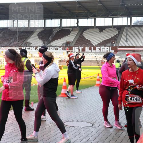 07.12.2025 - St. Pauli X-Mass-Run No. 15 Luisa Fischer http://msf.ph/oto/9389764 07.12.2025 12:06:30 Ziel 4326, 4748, 5, 6, 173, 189, 760, 768, 1038, 1353, 1956, 1957, 2018, 3106, 3107, 3137, 4019, 4020, 4176, 4307, 4326, 4327, 4357, 4405, 4413 meine-sportfotos.de