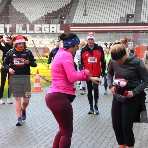 07.12.2025 - St. Pauli X-Mass-Run No. 15 Luisa Fischer http://msf.ph/oto/9389771 07.12.2025 12:06:33 Ziel 4789, 69, 760, 6, 5, 6, 173, 189, 760, 768, 1038, 1347, 1351, 1353, 1956, 1957, 2018, 2415, 3106, 3107, 3137, 4019, 4020, 4176, 4219, 4307, 4326, 4327, 4357, 4405, 4413 meine-sportfotos.de