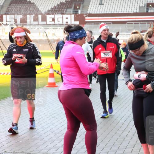 07.12.2025 - St. Pauli X-Mass-Run No. 15 Luisa Fischer http://msf.ph/oto/9389776 07.12.2025 12:06:34 Ziel 69, 760, 15, 6, 5, 6, 173, 189, 760, 768, 1038, 1347, 1351, 1353, 1956, 1957, 2018, 2415, 3106, 3107, 3137, 4019, 4020, 4176, 4219, 4307, 4326, 4327, 4357, 4405, 4413 meine-sportfotos.de