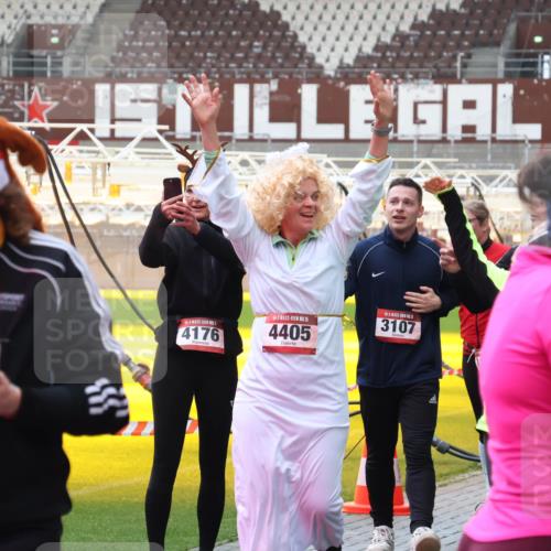 07.12.2025 - St. Pauli X-Mass-Run No. 15 Luisa Fischer http://msf.ph/oto/9389780 07.12.2025 12:06:36 Ziel 4176, 15, 4405, 3107, 5, 6, 173, 189, 760, 768, 1038, 1347, 1351, 1353, 1956, 1957, 2018, 2415, 3106, 3107, 3137, 4019, 4020, 4176, 4217, 4219, 4307, 4326, 4327, 4357, 4405, 4413 meine-sportfotos.de