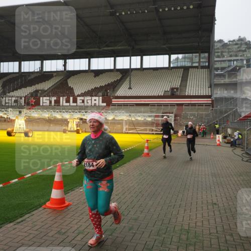 07.12.2025 - St. Pauli X-Mass-Run No. 15 Fabian Wolf http://msf.ph/oto/9389784 07.12.2025 10:22:22 Ziel 1371, 2184, 2817, 2818, 2819, 3431, 3736, 4771, 4774, 4781 meine-sportfotos.de