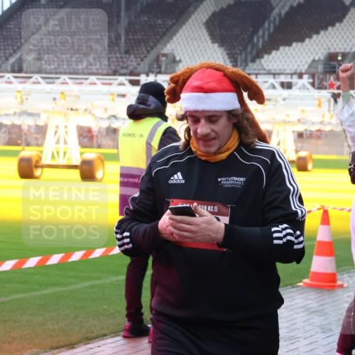 07.12.2025 - St. Pauli X-Mass-Run No. 15 Luisa Fischer http://msf.ph/oto/9389786 07.12.2025 12:06:38 Ziel 760, 15, 5, 6, 173, 189, 760, 768, 1038, 1347, 1351, 1353, 1956, 1957, 2018, 2415, 3106, 3107, 3137, 4019, 4020, 4176, 4217, 4219, 4222, 4307, 4326, 4327, 4357, 4405, 4413 meine-sportfotos.de