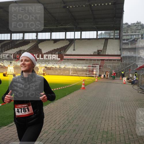 07.12.2025 - St. Pauli X-Mass-Run No. 15 Fabian Wolf http://msf.ph/oto/9389823 07.12.2025 10:22:25 Ziel 2184, 2817, 2818, 3431, 4771, 4774, 4781 meine-sportfotos.de