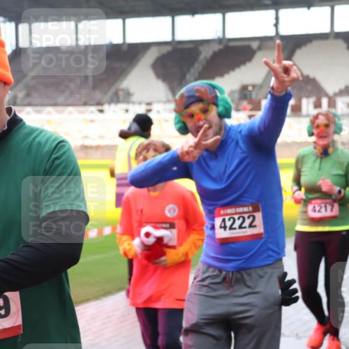 07.12.2025 - St. Pauli X-Mass-Run No. 15 Luisa Fischer http://msf.ph/oto/9389839 07.12.2025 12:07:01 Ziel 4019, 4222, 4217, 173, 189, 276, 339, 345, 1347, 1351, 1353, 1844, 1846, 1956, 1957, 2018, 2415, 3689, 3692, 4143, 4217, 4219, 4222, 4342, 4345, 4346, 4403, 4404, 4416, 4783, 4784 meine-sportfotos.de