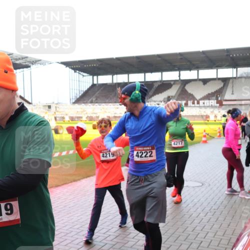 07.12.2025 - St. Pauli X-Mass-Run No. 15 Luisa Fischer http://msf.ph/oto/9389841 07.12.2025 12:07:02 Ziel 4019, 4219, 4222, 4217, 173, 189, 276, 339, 345, 1347, 1351, 1353, 1844, 1846, 1956, 1957, 2018, 2415, 3689, 3692, 4143, 4217, 4219, 4222, 4342, 4345, 4346, 4403, 4404, 4416, 4783, 4784 meine-sportfotos.de