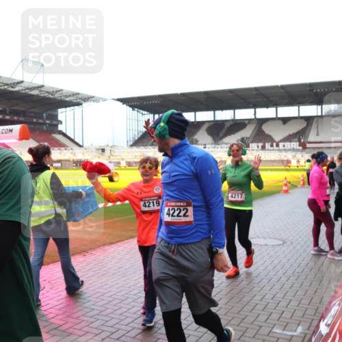 07.12.2025 - St. Pauli X-Mass-Run No. 15 Luisa Fischer http://msf.ph/oto/9389843 07.12.2025 12:07:02 Ziel 019, 4219, 4222, 4217, 173, 189, 276, 339, 345, 1347, 1351, 1353, 1844, 1846, 1956, 1957, 2018, 2415, 3689, 3692, 4143, 4217, 4219, 4222, 4342, 4345, 4346, 4403, 4404, 4416, 4783, 4784 meine-sportfotos.de