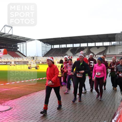 07.12.2025 - St. Pauli X-Mass-Run No. 15 Luisa Fischer http://msf.ph/oto/9389848 07.12.2025 12:07:16 Ziel 15, 018, 0, 1351, 15, 5, 3526, 276, 339, 345, 1347, 1351, 1353, 1580, 1583, 1844, 1846, 2018, 2415, 3456, 3689, 3692, 4017, 4018, 4033, 4143, 4217, 4219, 4222, 4314, 4328, 4342, 4345, 4346, 4360, 4361, 4390, 4403, 4404, 4416, 4725, 4783, 4784 meine-sportfotos.de