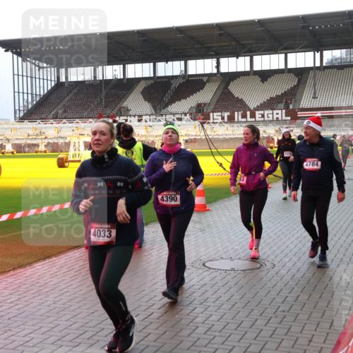 07.12.2025 - St. Pauli X-Mass-Run No. 15 Luisa Fischer http://msf.ph/oto/9389879 07.12.2025 12:07:29 Ziel 4033, 4390, 4328, 4784, 276, 339, 345, 1580, 1583, 1844, 1846, 1958, 3251, 3262, 3456, 3689, 3692, 3818, 4017, 4018, 4033, 4143, 4238, 4314, 4328, 4342, 4345, 4346, 4360, 4361, 4390, 4403, 4404, 4416, 4725, 4783, 4784 meine-sportfotos.de