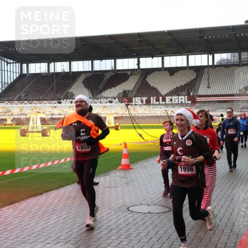 07.12.2025 - St. Pauli X-Mass-Run No. 15 Luisa Fischer http://msf.ph/oto/9389895 07.12.2025 12:07:51 Ziel 4404, 1959, 1956, 4018, 1580, 1583, 1958, 1959, 3251, 3262, 3348, 3456, 3666, 3667, 3691, 3708, 3709, 3710, 3711, 3726, 3728, 3739, 3818, 3819, 4017, 4018, 4033, 4210, 4238, 4314, 4328, 4332, 4360, 4361, 4390, 4724, 4725, 4730, 4755, 4786, 4791, 4792 meine-sportfotos.de