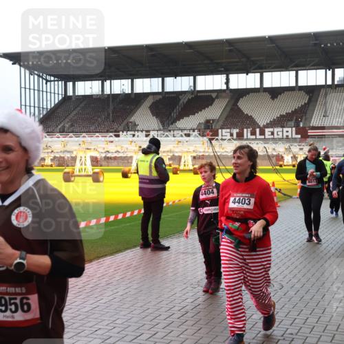 07.12.2025 - St. Pauli X-Mass-Run No. 15 Luisa Fischer http://msf.ph/oto/9389900 07.12.2025 12:07:52 Ziel 1956, 4404, 4403, 4017, 4018, 1580, 1583, 1958, 1959, 3251, 3262, 3348, 3456, 3460, 3666, 3667, 3691, 3708, 3709, 3710, 3711, 3726, 3728, 3739, 3818, 3819, 4017, 4018, 4210, 4238, 4314, 4328, 4332, 4360, 4361, 4390, 4724, 4730, 4755, 4786, 4791, 4792 meine-sportfotos.de