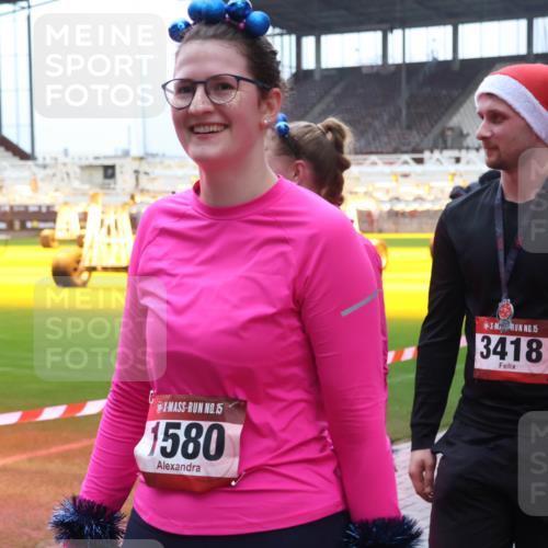07.12.2025 - St. Pauli X-Mass-Run No. 15 Luisa Fischer http://msf.ph/oto/9389930 07.12.2025 12:08:16 Ziel 15, 1580, 15, 3418, 587, 849, 850, 1224, 1899, 1959, 2953, 2954, 3348, 3460, 3666, 3667, 3668, 3691, 3708, 3709, 3710, 3711, 3726, 3728, 3739, 3816, 3818, 3819, 3898, 3899, 4035, 4210, 4332, 4393, 4395, 4722, 4724, 4730, 4755, 4786, 4791, 4792 meine-sportfotos.de