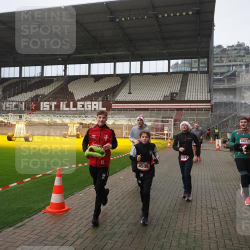 07.12.2025 - St. Pauli X-Mass-Run No. 15 Fabian Wolf http://msf.ph/oto/9389957 07.12.2025 10:22:47 Ziel 715, 739, 794, 3780, 4287, 4407, 4411, 4419, 4509, 4539 meine-sportfotos.de