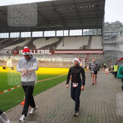 07.12.2025 - St. Pauli X-Mass-Run No. 15 Fabian Wolf http://msf.ph/oto/9389980 07.12.2025 10:22:48 Ziel 794, 3780, 4287, 4407, 4411, 4419, 4509, 4539 meine-sportfotos.de
