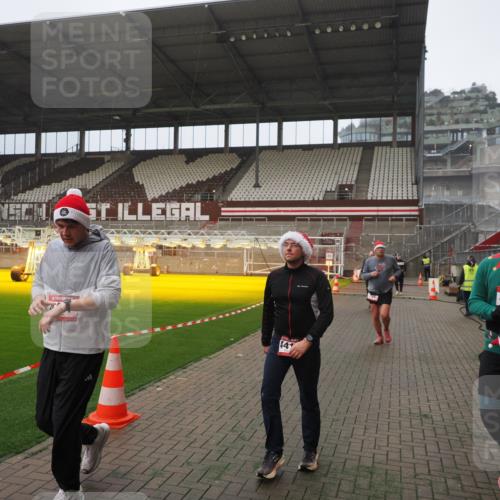 07.12.2025 - St. Pauli X-Mass-Run No. 15 Fabian Wolf http://msf.ph/oto/9389984 07.12.2025 10:22:49 Ziel 794, 3780, 4287, 4407, 4411, 4419, 4509, 4539 meine-sportfotos.de