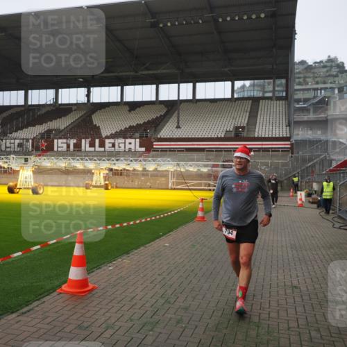 07.12.2025 - St. Pauli X-Mass-Run No. 15 Fabian Wolf http://msf.ph/oto/9390015 07.12.2025 10:22:51 Ziel 794, 2638, 3780, 4287, 4407, 4411, 4419, 4509, 4539 meine-sportfotos.de