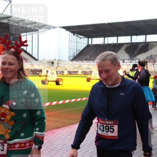 07.12.2025 - St. Pauli X-Mass-Run No. 15 Luisa Fischer http://msf.ph/oto/9390030 07.12.2025 12:09:25 Ziel 15, 4393, 15, 4395, 3726, 138, 586, 643, 775, 807, 1214, 1219, 1253, 1269, 1270, 1405, 1652, 1653, 1685, 1725, 1727, 1901, 2009, 2414, 2679, 2731, 2873, 2889, 2892, 3141, 3230, 3233, 3538, 3595, 3876, 3947, 3955, 3966, 4084, 4086, 4137, 4138, 4182, 4183, 4196, 4197, 4198, 4252, 4267, 4282, 4283, 4294, 4295, 4297, 4422, 4429, 4720 meine-sportfotos.de