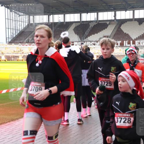 07.12.2025 - St. Pauli X-Mass-Run No. 15 Luisa Fischer http://msf.ph/oto/9390038 07.12.2025 12:09:28 Ziel 3709, 3725, 3728, 47, 138, 586, 643, 775, 807, 1214, 1219, 1253, 1269, 1270, 1405, 1652, 1653, 1685, 1725, 1727, 1901, 2009, 2414, 2679, 2731, 2873, 2889, 2892, 3230, 3233, 3538, 3595, 3876, 3947, 3955, 3966, 4084, 4086, 4137, 4138, 4182, 4183, 4196, 4197, 4198, 4252, 4267, 4282, 4283, 4294, 4295, 4297, 4422, 4429, 4720 meine-sportfotos.de