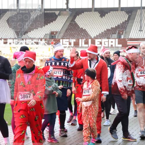 07.12.2025 - St. Pauli X-Mass-Run No. 15 Luisa Fischer http://msf.ph/oto/9390058 07.12.2025 12:09:42 Ziel 15, 3867, 1212, 4216, 4422, 3876, 138, 586, 643, 775, 807, 1405, 1652, 1653, 1685, 1725, 1727, 1901, 2009, 2414, 2731, 3230, 3233, 3538, 3947, 3955, 3966, 4196, 4197, 4198, 4267, 4282, 4283, 4313, 4315, 4720 meine-sportfotos.de