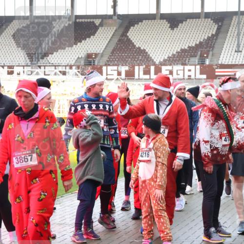 07.12.2025 - St. Pauli X-Mass-Run No. 15 Luisa Fischer http://msf.ph/oto/9390059 07.12.2025 12:09:42 Ziel 15, 3867, 493, 4216, 4422, 3876, 138, 586, 643, 775, 807, 1405, 1652, 1653, 1685, 1725, 1727, 1901, 2009, 2414, 2731, 3230, 3233, 3538, 3947, 3955, 3966, 4196, 4197, 4198, 4267, 4282, 4283, 4313, 4315, 4720 meine-sportfotos.de