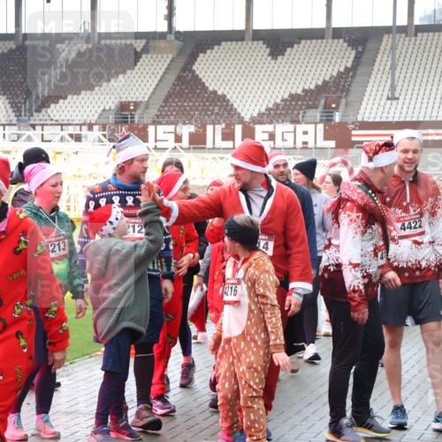 07.12.2025 - St. Pauli X-Mass-Run No. 15 Luisa Fischer http://msf.ph/oto/9390060 07.12.2025 12:09:43 Ziel 15, 3867, 213, 212, 4216, 4422, 138, 586, 643, 775, 807, 1405, 1652, 1653, 1685, 1725, 1727, 1901, 2009, 2414, 2731, 3233, 3538, 3947, 3955, 3966, 4196, 4197, 4198, 4267, 4282, 4283, 4313, 4315, 4720 meine-sportfotos.de