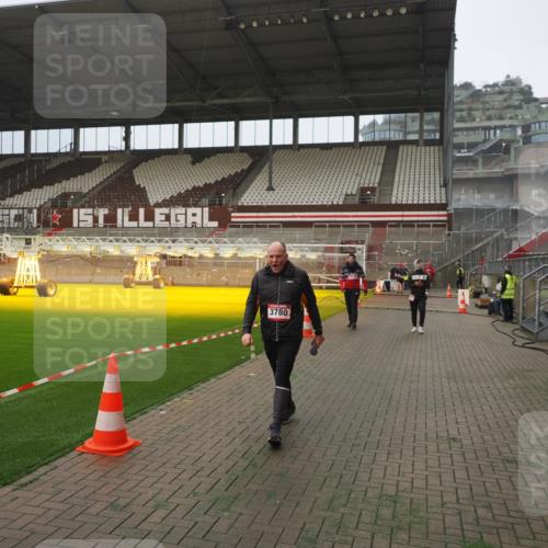 07.12.2025 - St. Pauli X-Mass-Run No. 15 Fabian Wolf http://msf.ph/oto/9390061 07.12.2025 10:22:56 Ziel 794, 2638, 3780, 4287, 4407, 4411, 4419, 4509, 4539 meine-sportfotos.de