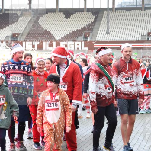 07.12.2025 - St. Pauli X-Mass-Run No. 15 Luisa Fischer http://msf.ph/oto/9390066 07.12.2025 12:09:44 Ziel 15, 4215, 1, 4212, 214, 41, 4422, 15, 4216, 138, 643, 775, 807, 1405, 1652, 1653, 1685, 1725, 1727, 1901, 2009, 2414, 2731, 3538, 3947, 3955, 3966, 4196, 4197, 4198, 4267, 4282, 4283, 4313, 4315, 4720 meine-sportfotos.de