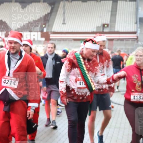 07.12.2025 - St. Pauli X-Mass-Run No. 15 Luisa Fischer http://msf.ph/oto/9390074 07.12.2025 12:09:46 Ziel 6, 4214, 4182, 138, 643, 775, 807, 1405, 1652, 1653, 1685, 1725, 1727, 2009, 2414, 2731, 3538, 3947, 3955, 3966, 4196, 4197, 4198, 4267, 4282, 4283, 4313, 4315 meine-sportfotos.de