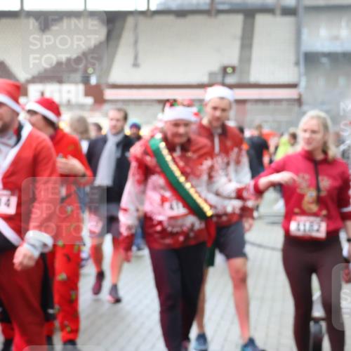 07.12.2025 - St. Pauli X-Mass-Run No. 15 Luisa Fischer http://msf.ph/oto/9390075 07.12.2025 12:09:46 Ziel 4214, 138, 643, 775, 807, 1405, 1652, 1653, 1685, 1725, 1727, 2009, 2414, 2731, 3538, 3947, 3955, 3966, 4196, 4197, 4198, 4267, 4282, 4283, 4313, 4315 meine-sportfotos.de