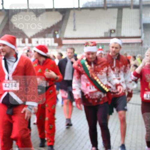 07.12.2025 - St. Pauli X-Mass-Run No. 15 Luisa Fischer http://msf.ph/oto/9390077 07.12.2025 12:09:47 Ziel 4214, 4182, 138, 643, 775, 807, 1405, 1652, 1653, 1685, 1725, 1727, 2009, 2414, 2731, 3538, 3947, 3955, 3966, 4196, 4197, 4198, 4267, 4282, 4283, 4313, 4315 meine-sportfotos.de