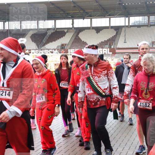 07.12.2025 - St. Pauli X-Mass-Run No. 15 Luisa Fischer http://msf.ph/oto/9390083 07.12.2025 12:09:49 Ziel 4212, 5, 4214, 3861, 1493, 3, 19, 4182, 138, 643, 775, 807, 1405, 1494, 1652, 1653, 1685, 1725, 1727, 2009, 2414, 2731, 3538, 3947, 3955, 3966, 4196, 4197, 4198, 4267, 4282, 4283, 4313, 4315 meine-sportfotos.de