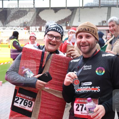 07.12.2025 - St. Pauli X-Mass-Run No. 15 Luisa Fischer http://msf.ph/oto/9390114 07.12.2025 12:10:17 Ziel 1910, 15, 2769, 27, 830, 835, 1494, 3374, 3376, 3462, 3744, 3746, 3760, 4313, 4315 meine-sportfotos.de