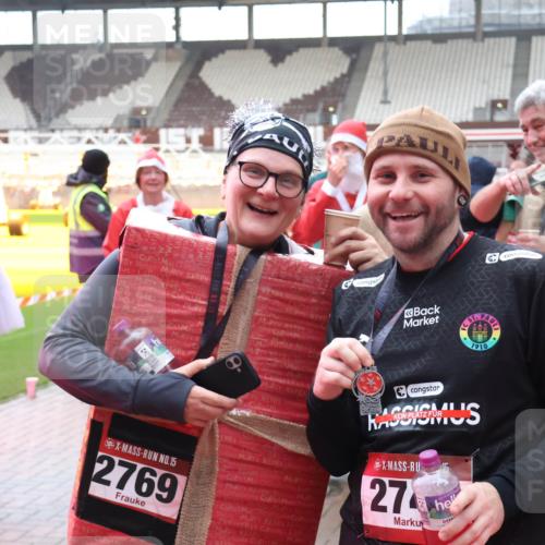 07.12.2025 - St. Pauli X-Mass-Run No. 15 Luisa Fischer http://msf.ph/oto/9390115 07.12.2025 12:10:17 Ziel 15, 2769, 1910, 27, 830, 835, 1494, 3374, 3376, 3462, 3744, 3746, 3760, 4313, 4315 meine-sportfotos.de