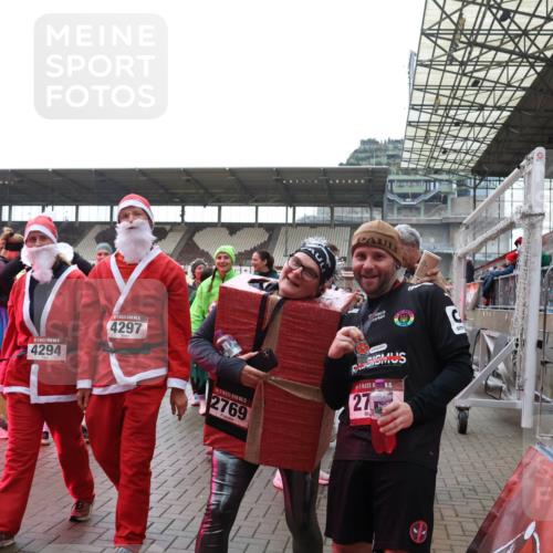 07.12.2025 - St. Pauli X-Mass-Run No. 15 Luisa Fischer http://msf.ph/oto/9390119 07.12.2025 12:10:21 Ziel 4295, 1, 4294, 4297, 15, 2769, 27, 015, 830, 835, 1494, 3374, 3375, 3376, 3462, 3744, 3746, 3760, 4313, 4315 meine-sportfotos.de