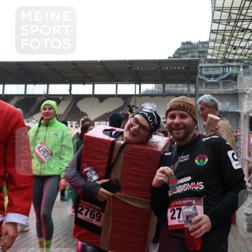 07.12.2025 - St. Pauli X-Mass-Run No. 15 Luisa Fischer http://msf.ph/oto/9390123 07.12.2025 12:10:22 Ziel 5, 4297, 4252, 15, 2769, 15, 27, 830, 835, 1494, 3374, 3375, 3376, 3462, 3744, 3746, 3760, 4313, 4315 meine-sportfotos.de